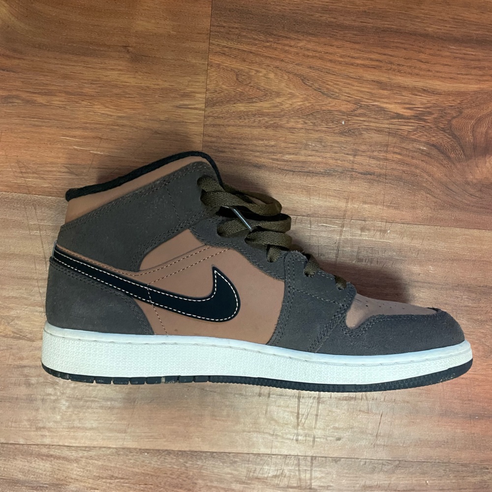 Jordan 1 SE Dark Chocolate Mids
